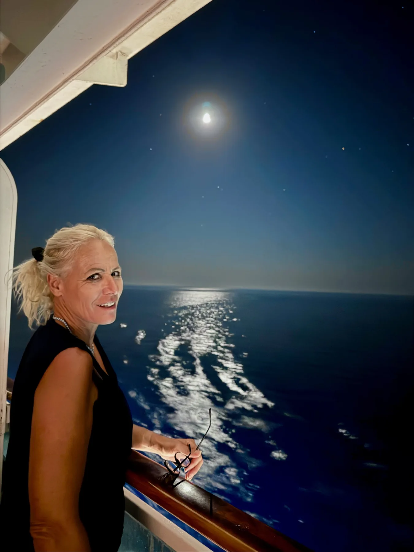 Vue de la mer de nuit depuis un navire